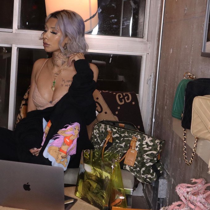 3 pic. https://t.co/e8aS1SlvoQ

high im ally wearing lotti biscotti merch
comfiest sweats i’ve every