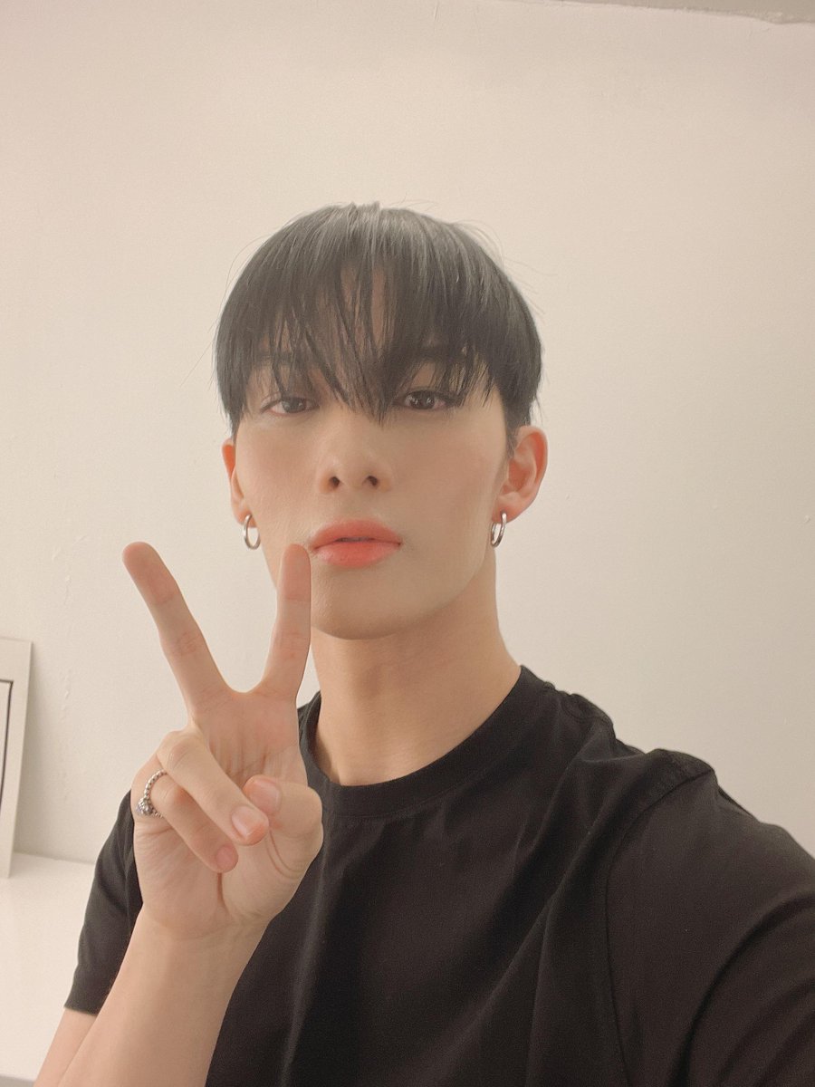 아 보내준 셀카 저번에 진영이가 엄마한테 귀뚫었다고 속일려구 찍은 거ㅋㅋㅋㅋㅋㅋㅋ