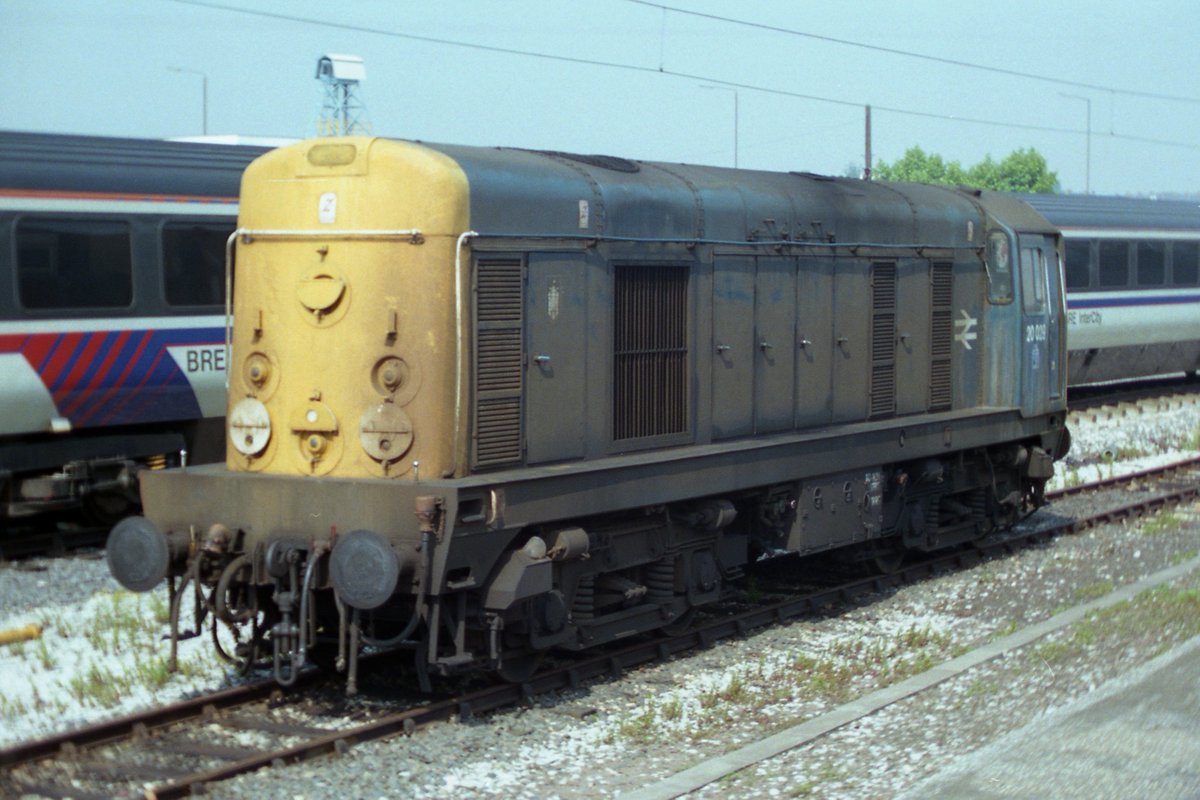 bowerbooks's tweet photo. #TwentyTuesday 20029 stabled in front of the BREL International Coaches at the RTC in Derby on 6 July 1987. The loco spent a week or so at the RTC including a few days inside the EDU workshop, no idea why thoughπ#Class20 #RTC #Derby https://t.co/HuN6hfp5Ym