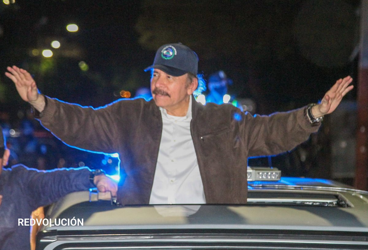 Que es aquella luz...allá lo lejos, es un estrella, es la luz de Sandino... y que hoy rodea al Comandante en jefe, Daniel Ortega, porque en el y en nuestra revolución viven por siempre los ideales de #SandinoLuzYVictorias 

#4219YOTRAVEZTRIUNFAELAMOR 
#4219CaminosDeVictorias