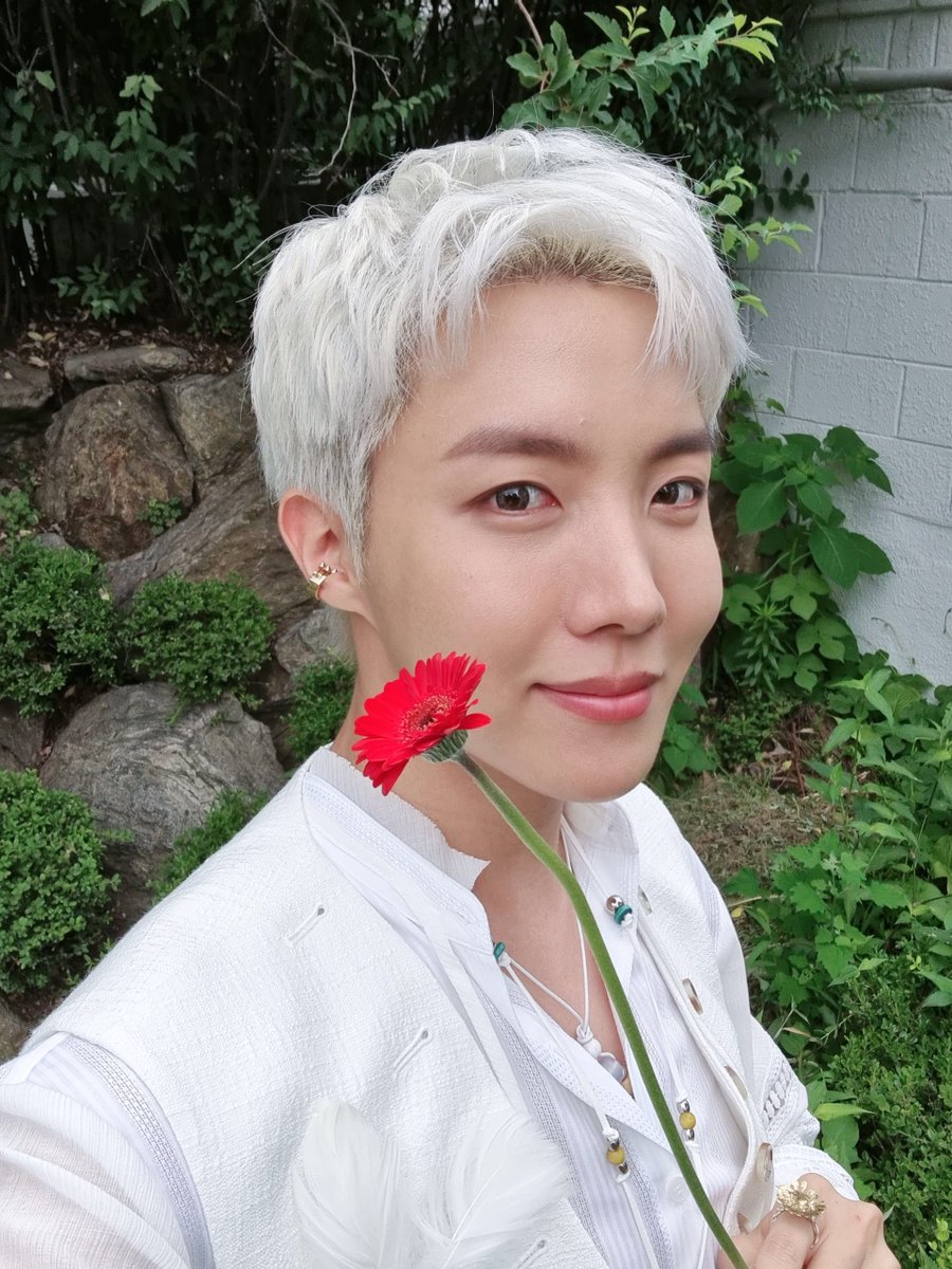 BE_BTSGALAXY's tweet photo. [ Weverse x @BTS_twt ]

[ Hobi ]

🇫🇷
ARMY, merci infiniment…💜
Je vous aime…🥰😍

🇳🇱
ARMY, ik bedank jullie echt…💜
Ik hou van jullie…🥰😍

© @/Choi_bts2 | #Doudi https://t.co/UO526xb4XW