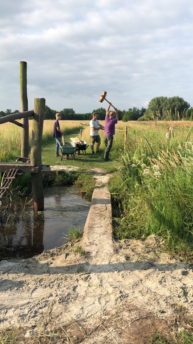Het Blotevoetenpad gaat vanaf vandaag 10.00 uur weer open voor publiek. Laatste puntjes op de i met collega’s! Afgelopen dagen is er hard gewerkt om het pad veilig te maken! #staatsbosbeheer #blotevoetenpad