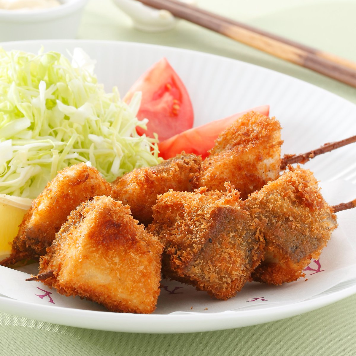 魚耕 美味しい魚に出会えるお店 今が旬のかんばちを使ったレシピをご紹介 夏の味覚を楽しむヘルシーフライです かんぱちを使うと一般的な肉類の串揚げに比べてグンと低カロリーに 油を控えたいけど揚げ物も時々食べたい方におすすめですよ