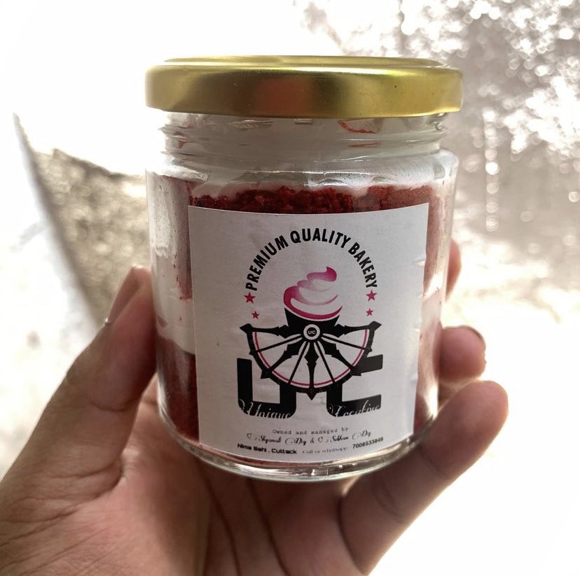 KhaadyaHub's tweet photo. Tried this tasty Jar of Red Velvet Cake 😍 from @ucreativecakes
It had the melt in the mouth❤️ cream cheese frosting and a satisfying velvety texture😃
Do try it from them and you are never gonna get disappointed
#khaadyahub #redvelvet #jarcake #creamcheese #frosting #desserts https://t.co/7bIRSRhyFw
