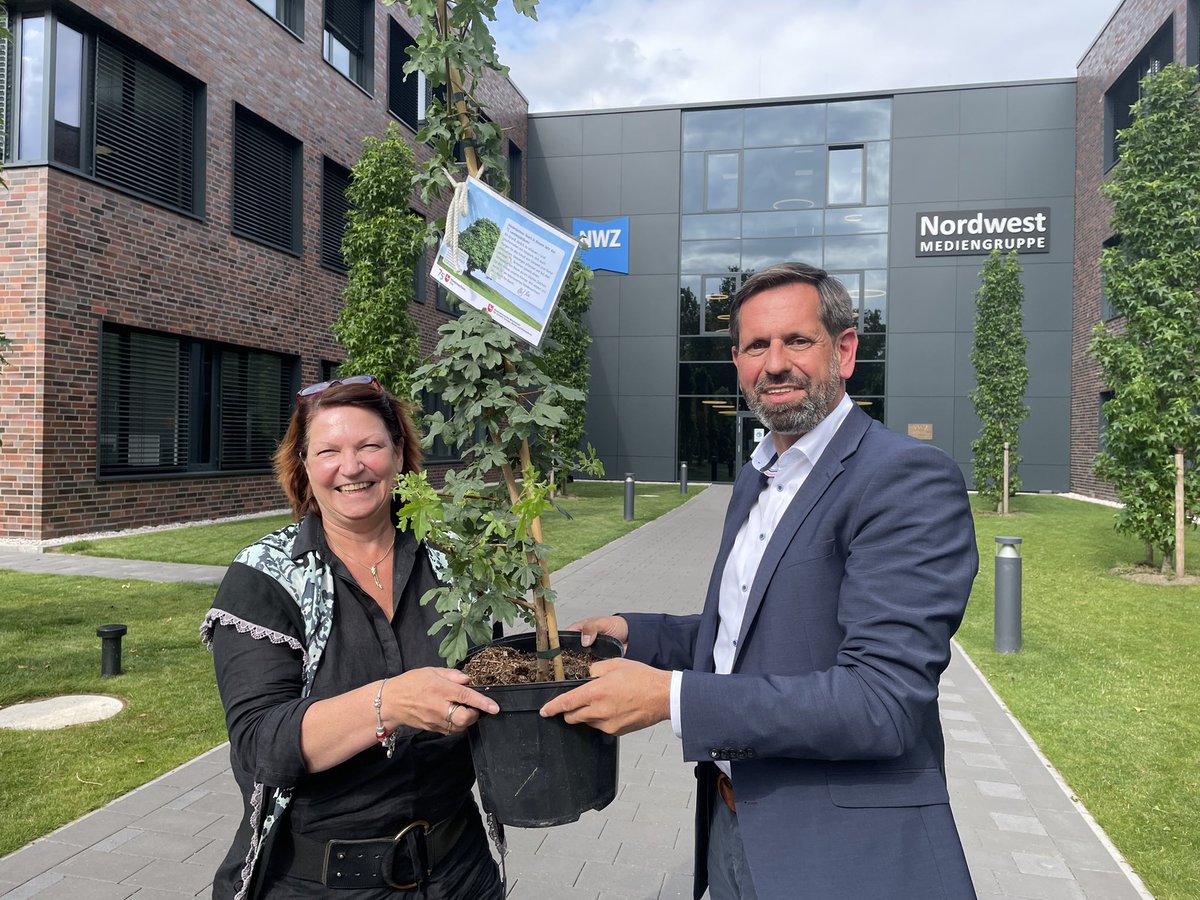 Die Kombi passt: 75 Jahre #Niedersachsen und 75 Jahre #Nordwest-Zeitung. Ein Baum von Umweltminister #Lies