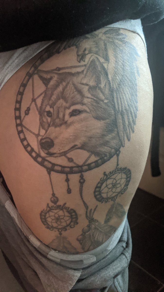 aussie_hippie's tweet photo. @rockyhard545 It's a wolf and a dreamcatcher. 😊 https://t.co/s7wCvUvuun