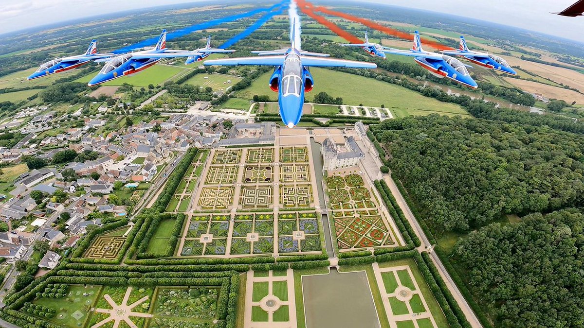 🛩️Dans le ciel de Touraine...  La @patrouilledefrance a pu découvrir, à toute vitesse, les jardins de Villandry vus de ciel ! 
📷 Armée de l'Air et de l'Espace/EQPAA