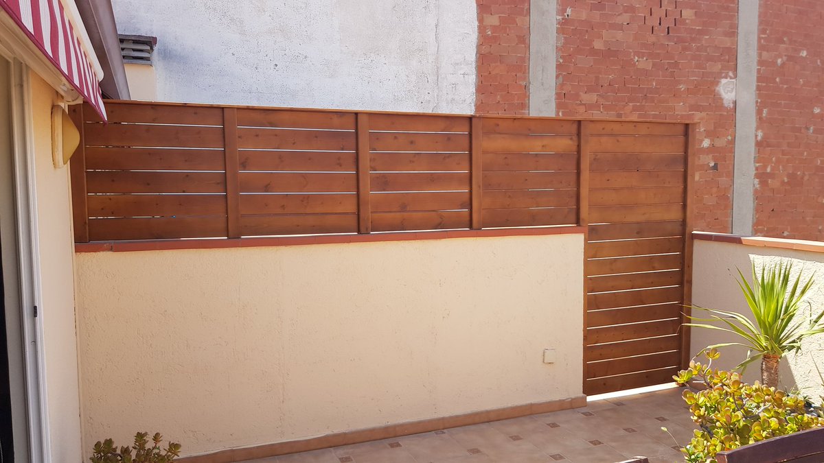 Valla de panel simple, ranurada, con aplicación de barniz color Nogal. 
Dando intimidad a las viviendas.
#fustmar #trabajosbienhechos #cedria #madera