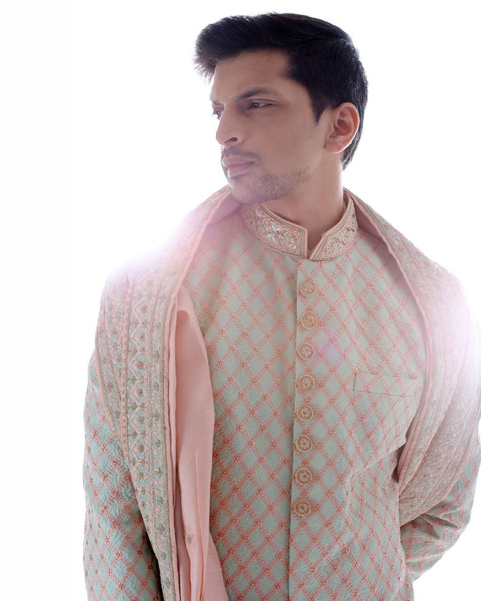 Embrace the beauty of this mesmerizing pastel green achkan with dupatta for the moments worth celebrating
Buy:koranm.com/mens/sherwani.…
#korabynm #mensfashion #fashionstyle #designeroutfit #royalcollection #specialoccasions #weddingbells #sherwanistyle #dapper #dupattastyle #achkan
