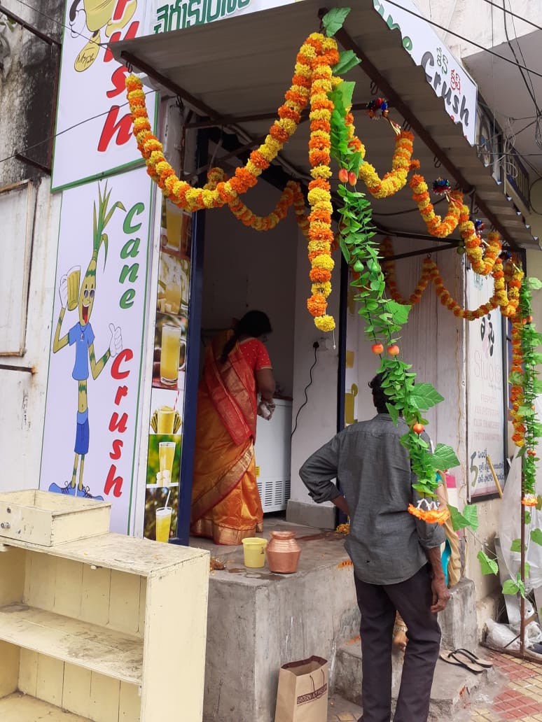 SGK_INDUSTRIES's tweet photo. HAPPY CUSTOMERS.

Thank you for your support. We truly appreciate your business and look forward to serving you again.

Customer using SUGARCANE JUICE MACHINE @ his Outlet in VIZAG
Further information 

Please contact us on : +91 812 55 55 777(Call/Whatsapp), https://t.co/p3CTD02lTc