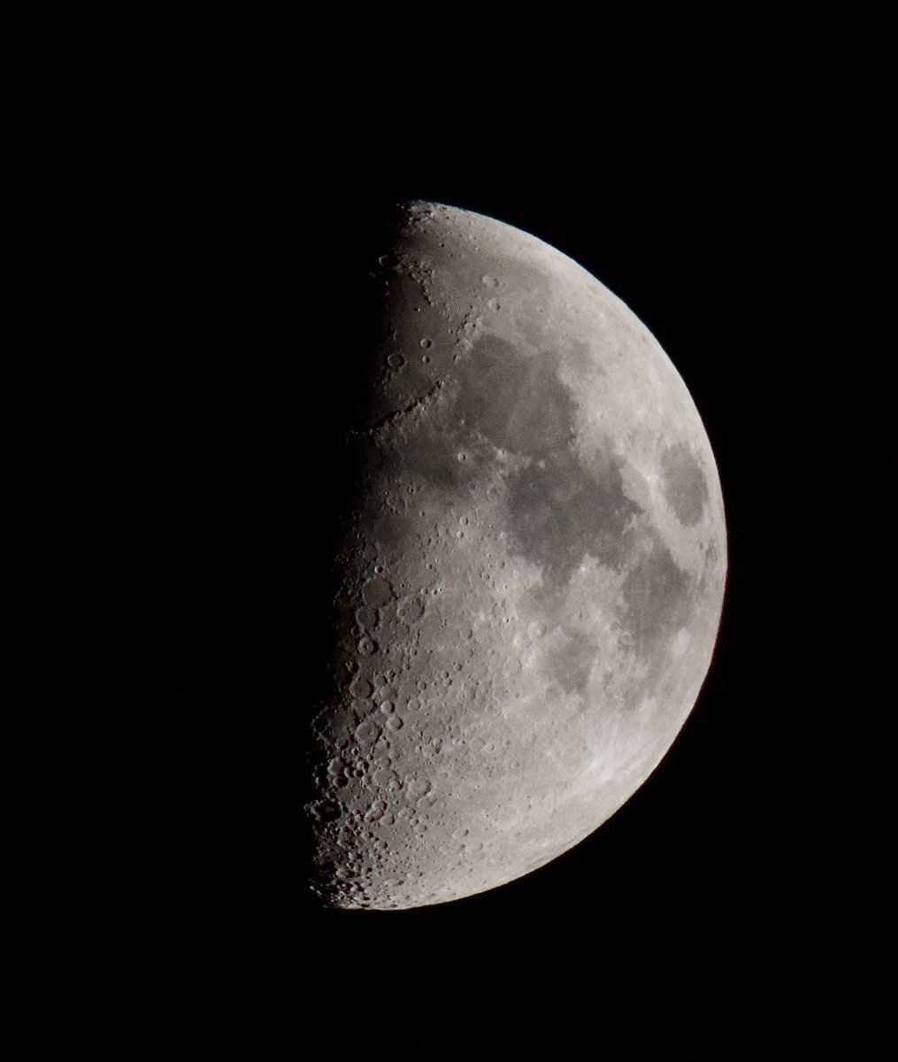 Flashofdark's tweet image. Half moon, shot with an old school, manual focus 400mm Nikon f3.5 on a #nikonz7 #moon The Z7’s focus peaking is really useful with this lens.