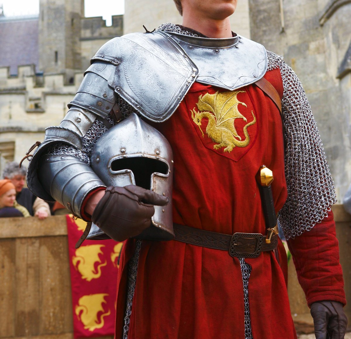 Сраженный рыцарь пушкин. Рыцарские доспехи. Рыцарь картина маслом. Рыцари реконструкторы на уроке в классе. Вежливый рыцарь.