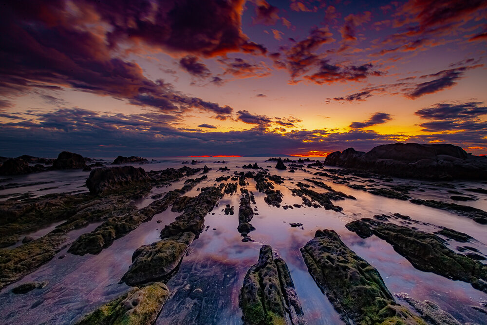 ⭐︎今だけ大特価⭐︎屏風 自然景観 屏風のように切り立った岩が東西500m以上沖まで連なる。沈む夕日に