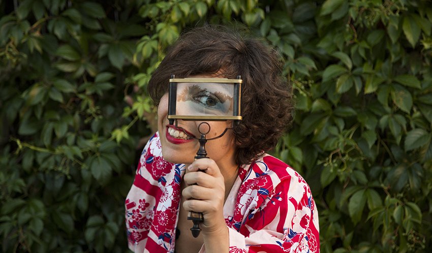 RevistaGodot's tweet photo. La unión de #CrossBorderProject, con @luciarmiranda al frente, @EspacioQM y @VeranosVilla nos va trae una de las propuestas más atractivas del verano: #AliciasBuscanMaravillas
Un viaje por la empatía y la diversidad donde el protagonista es el público.
👇
https://t.co/srtOP0T0Js https://t.co/5dpBQOmWEC