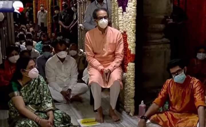 ipatiljiiSpeaks's tweet image. कसे बसलेत🤦पूजेला बसलात की साखरपुड्यात????
शासकीय पूजा करून हे विठ्ठलावर उपकार करत आहेत असं वाटतंय🙆
खुर्ची इथं पण?😬
आता आजाराची कारण नका देऊ...एवढे आजारी असतात तर मुख्यमंत्रीची खुर्ची खाली करावी..आणि मातोश्रीतल्या सोफ्यावर लोळत पडावं ह्या माणसाने.. नकोत आता हे लोक.थकलो आम्ही😪