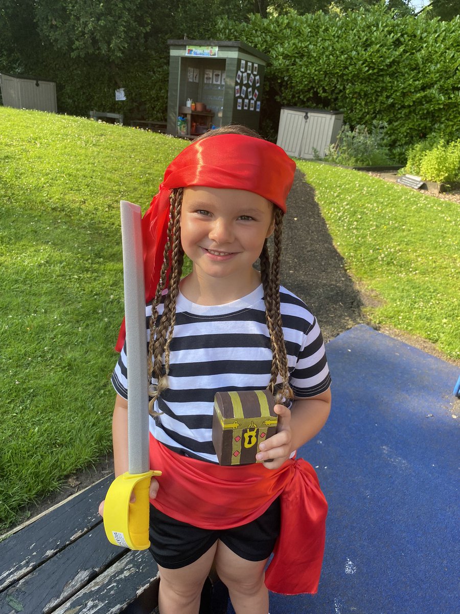 carlahutton's tweet photo. Evie is all set for #pirateday @LockiesCPS https://t.co/r5bFzSd1IM