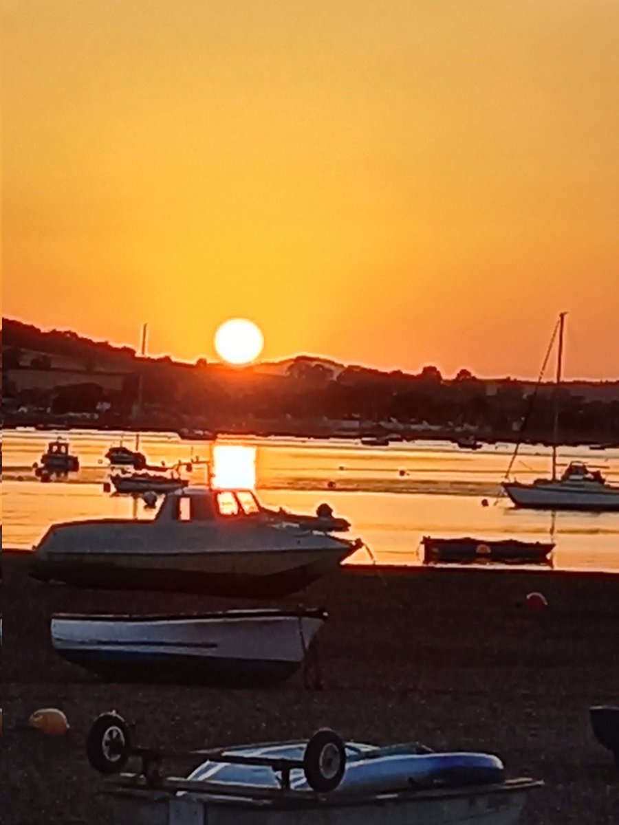 JulesBardg's tweet photo. Beautiful sunset over Exe Estuary https://t.co/gsOuxx07v5