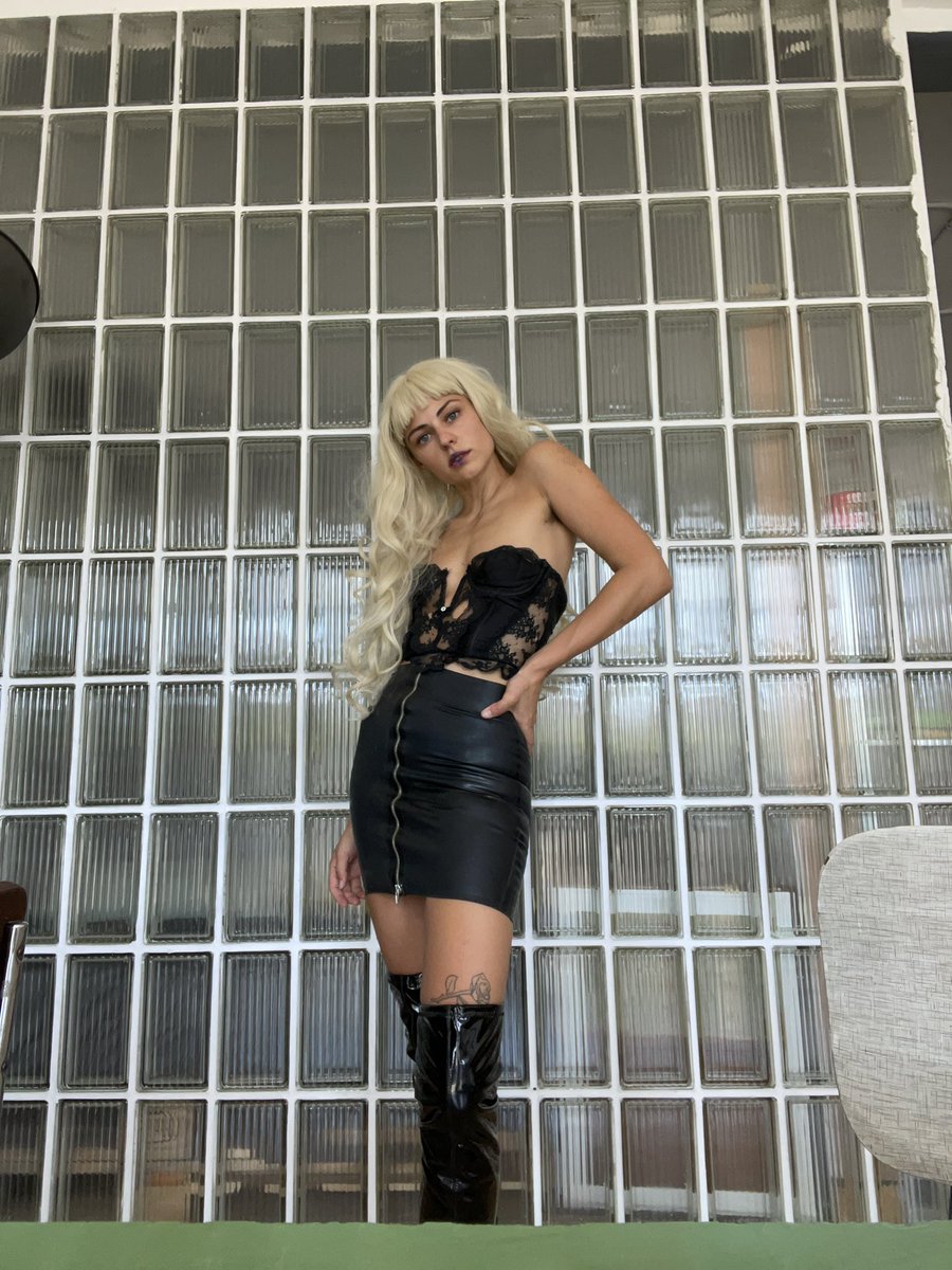 mixdeja's tweet photo. I also punish as a blonde ✨ https://t.co/TVJEiGxCFX