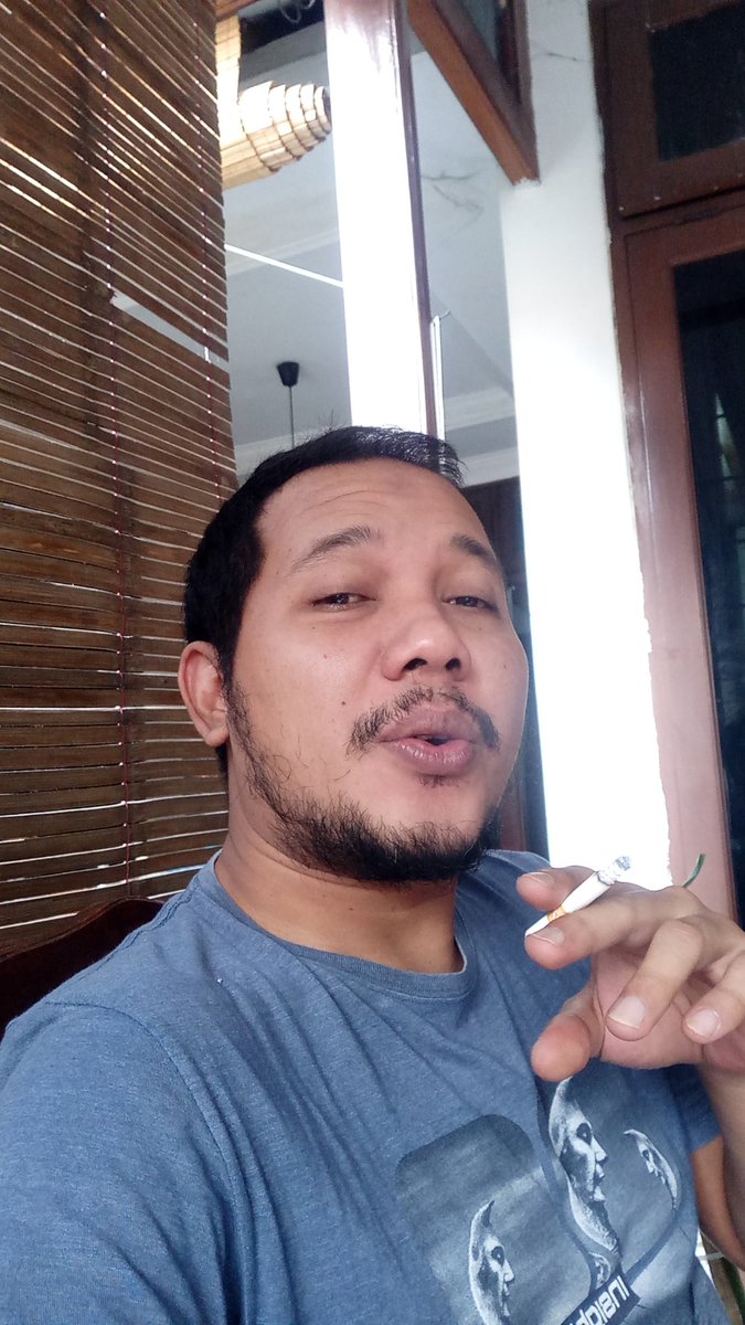 Tetangga lagi pada bakar sate tuuh... Alhamdulillaah, kenyang jg nyium baunya doang. Please bawain satenya pleaseeee 😩