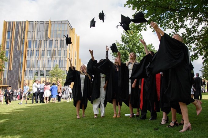 Caps off to all the brilliant, clever people graduating today from History and Cultures, @LCAHM_UoB and  Philosophy Theology and Religion. Congratulations everyone! <a href="/UOBHistorySoc/">UoB History Society</a>  <a href="/PTRBirmingham/">School of Philosophy, Theology and Religion</a>