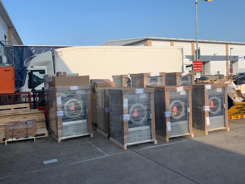 A glorious sunny morning here at Renzacci UK HQ, and a busy one too!🌞 Lots of Wet Cleaning machines on their way to their new homes.