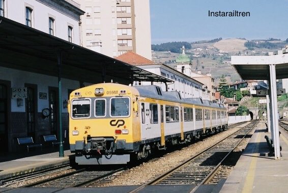 Unidad CP 592 haciendo un servicio regional destino Marco de Canaveses, estación de Peso da Régua, año 2011. Foto: Ezequiel Pérez Martínez #EuropaTren #instarailtren #ComboiosPortugal #CP #Portugal 🇵🇹 #FelizMartes