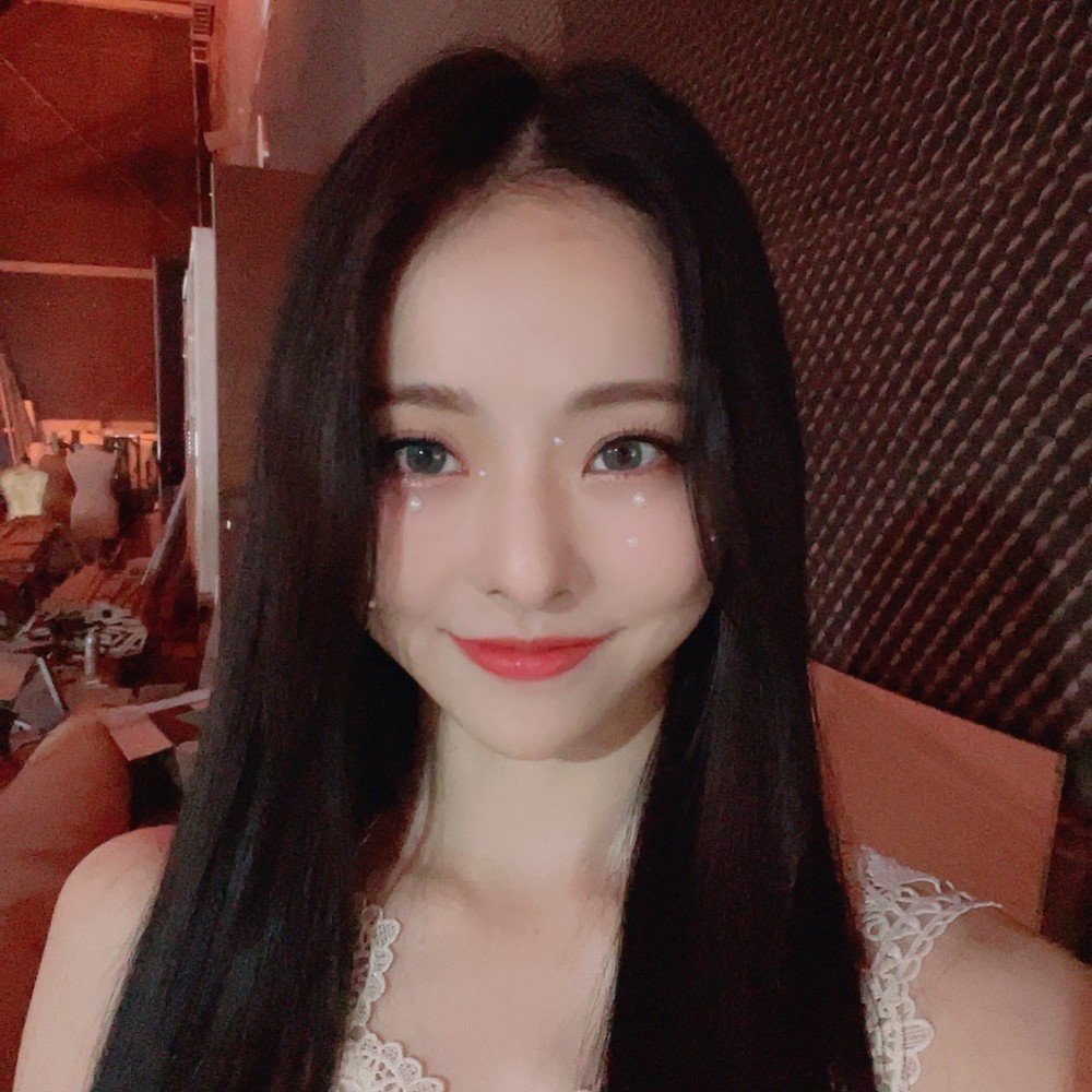 loonatheph's tweet photo. Let's trend this? For Vivi! Let's hyper her up! 💖
"VIVI FROM LOONA
#VIVlive #LOONA @loonatheworld" https://t.co/80AmTvi52T