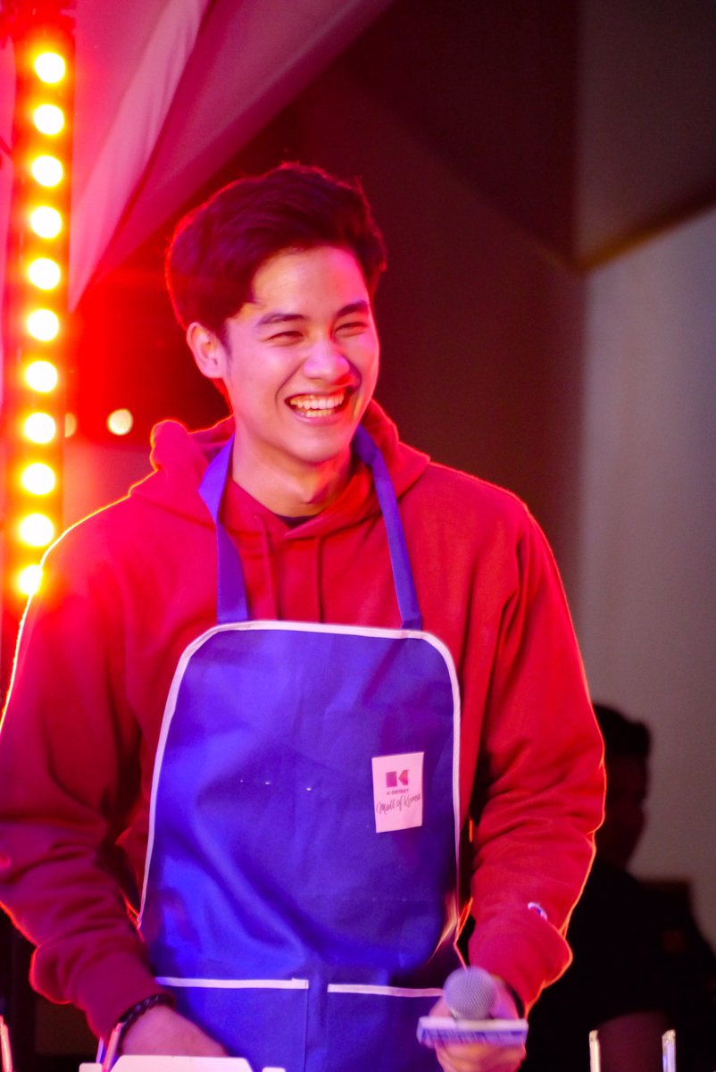 things_bl's tweet photo. Dropping by to say happy birthday to my fave boy. 💙 happy birthday @Tawan_V!!! https://t.co/ODGl9dTU0h