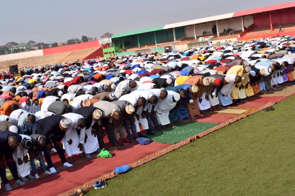 SE Evariste #Ndayishimiye se joint à la communauté musulmane de <a href="/Gitega/">Province Gitega</a> dans la célébration de l'#EidAlAdha, la Fête du sacrifice. Il salue l'inestimable contribution des musulmans du #Burundi dans le développement du pays et dans la sauvegarde de la Paix et la cohésion sociale.