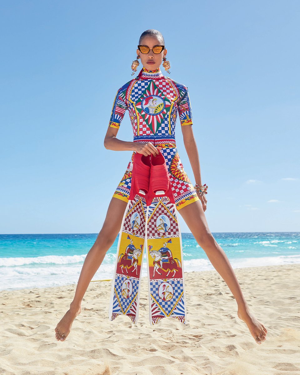 dolcegabbana's tweet photo. Introducing #DGCarretto, the latest summer twist on the iconic #DolceGabbana DNA, inspired by the bright, vibrant colours of the Sicilian Cart print. 
 
Shop the look at https://t.co/rwIRS3VoLM  
#MadeInItaly https://t.co/GlSy0dJjSM