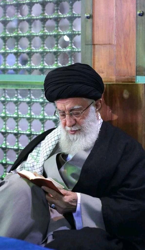 mk_rzf's tweet photo. إنّني أقولها لكم،أنتم الأعزّاء، بضرسٍ قاطع: فلتتقبّلوا أنّ كلّ من يقرأ دعاء «عرفة» ملتفتاً إلى معناه يكون منذ البدء بقراءة هذا الدعاء حتى يصل إلى نهايته مختلفاً عن الإنسان الذي كان عليه قبل قراءة الدعاء -حتى لو قرأ سابقاً هذا الدعاء عشر مرّات - اختلافاً جذريّاً.
الإمام الخامنئي. https://t.co/bVn91Sl25S