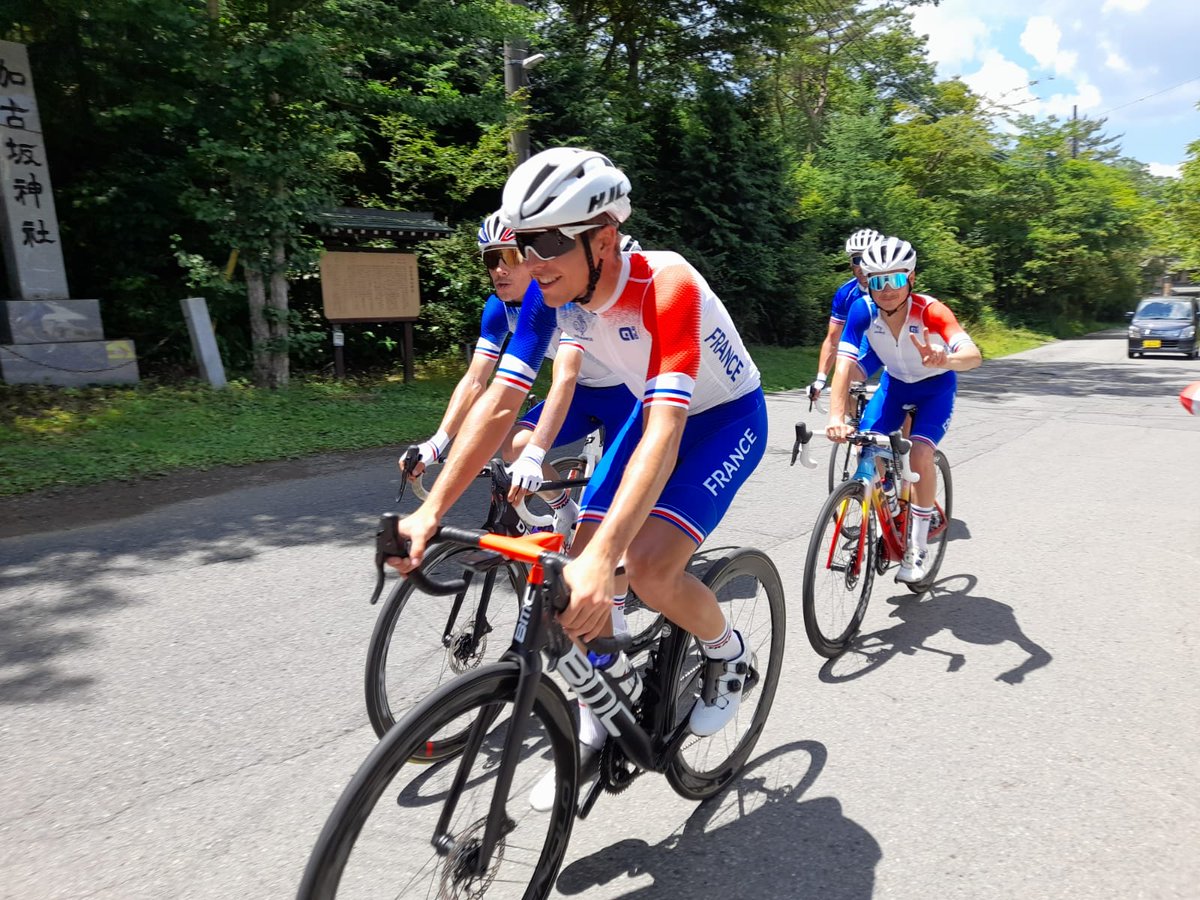 ツール組は1時間半の回復走に行ってきました。写真は籠坂峠の林道です。