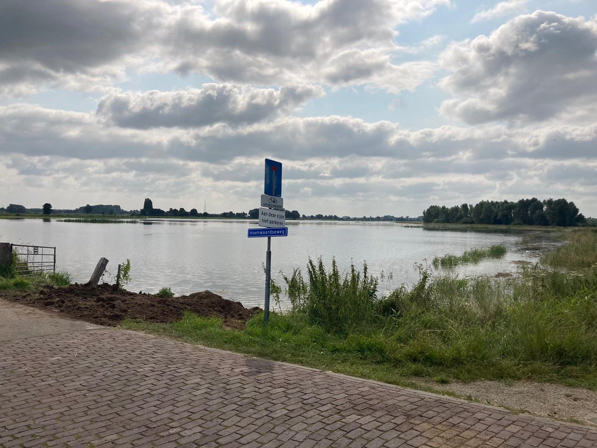 Gisteravond rond 23.00 uur is een zomerkade doorgebroken in Hoenwaard. Daardoor stroomt de uiterwaarde vol. Uiterwaarden zijn bedoeld om het hoge waterpeil in de IJssel de ruimte te geven. Er is geen risico voor mensen en de dieren zijn naar een hoger gelegen gebied gebracht.
