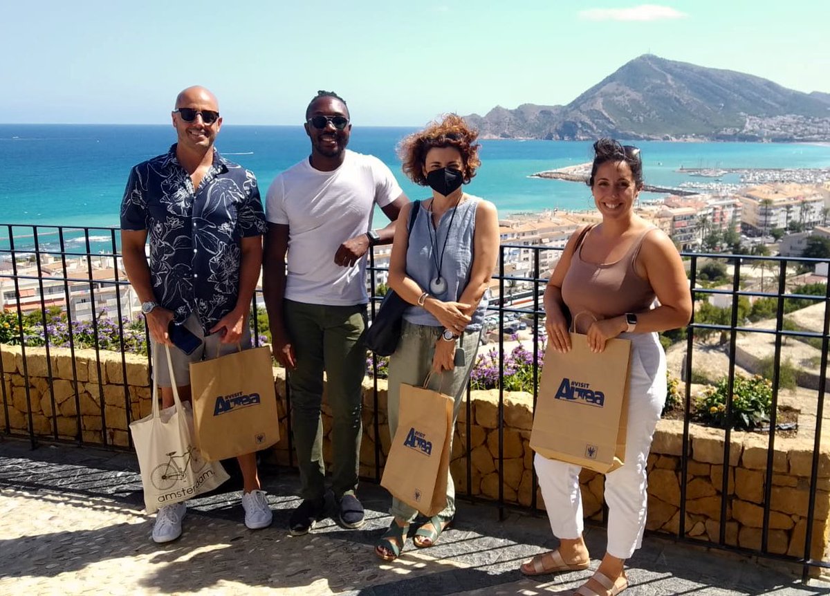 costablancaorg's tweet photo. Recibimos a profesores americanos de español de la @NJCUniversity y el @BostonCollege. Se forman en la @UA_Universidad y conocen uno de los tesoros de la #CostaBlanca, Altea 💙.  #TurismoIdiomático #EnjoyAndLearn https://t.co/5Xjk3PjcsM