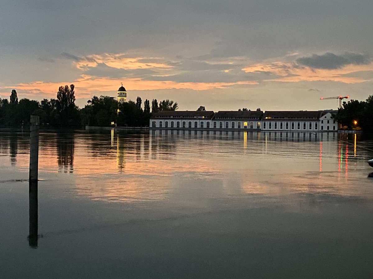 • wenn der Wasserturm im #stromeyersdorf den #seerhein erleuchtet. #hochwasser gibt es Gott sei Dank auch in stimmungsvoll und in "erwartet". Urlaub zu Hause, Urlaub am #bodensee in #konstanz •
.