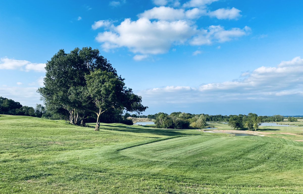 GolfRochefort's tweet photo. La Team @GolfRochefort peaufine les derniers détails des 9 nouveaux trous 🚧 … ce nouveau parcours verra rouler les premières balles en cette fin d’année 2021 !! 😀⛳️🚨de quoi régaler les amoureux de la petite balle blanche !
#RO18 #golf @RochefortOcean @GolfsBluegreen https://t.co/Zw3trmDu06