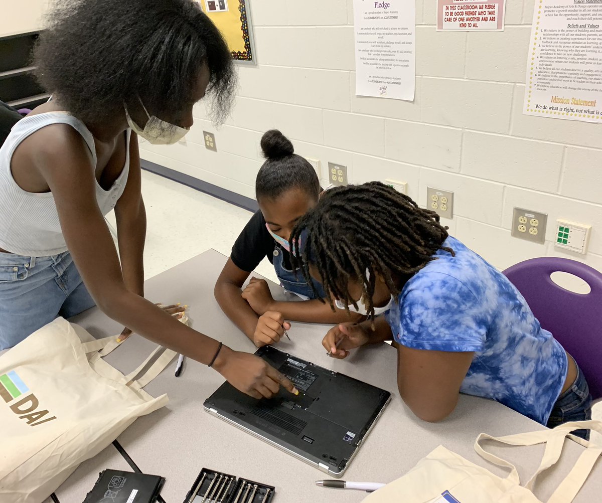 daytocode's tweet image. @daytocode #STEM #coding #camp in #wilmingtonnc in partnership with @DAIGlobal and @SnipesAcademy