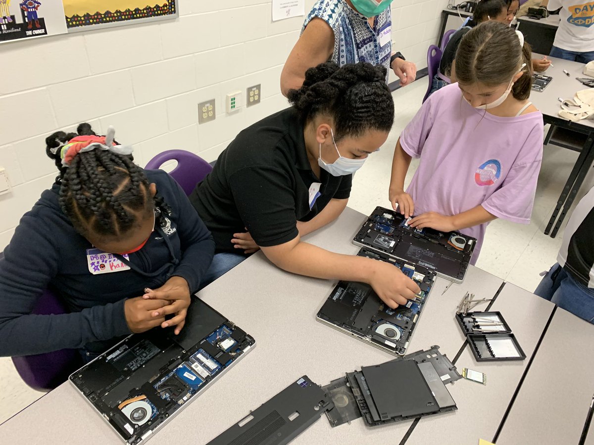 daytocode's tweet image. @daytocode #STEM #coding #camp in #wilmingtonnc in partnership with @DAIGlobal and @SnipesAcademy