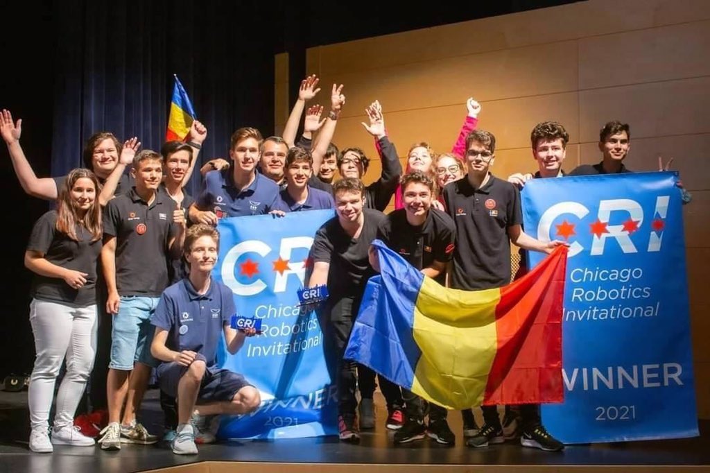 Travel_2Romania's tweet photo. Tinerii României 🇷🇴 campioni mondiali în America! 
Echipa națională de robotică a României a câștigat,în aceste zile, Campionatul Internațional de Robotică #CRI2021, desfășurat în #SUA,la Chicago.
Este o premiera mondială.
Felicitări! 
Via Alin Seserman Facebook 
#DiscoverRomania https://t.co/gDzWL6Fevv