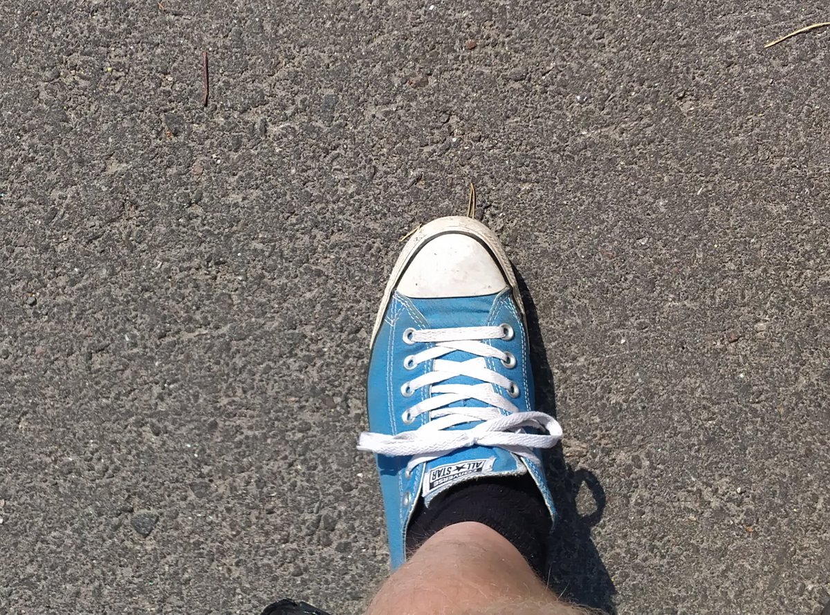 Pezcu's tweet photo. En muistanutkaan pitkän tauon jälkeen, miten mukavaa on pyöräillä Conversen kumilenkkareilla pitkin kuumaa asvalttia. 🤩☀️🚴👍 #pyöräily #conssit #pyörälenkkarit https://t.co/2ZAHtNpXBb