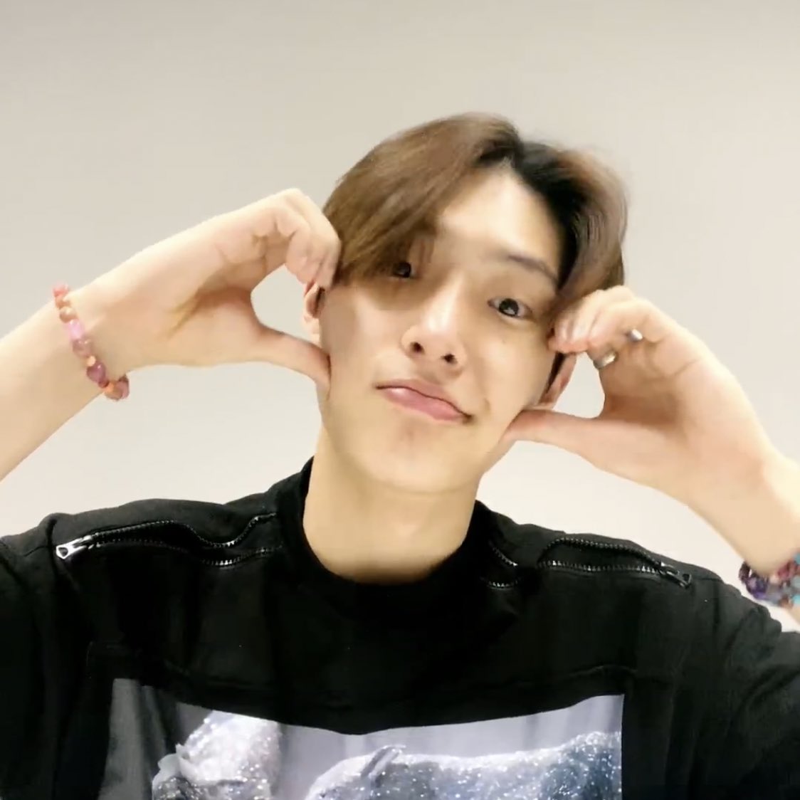manwhol's tweet photo. Ça fait trop plaisir de revoir Mingi j'ai pas pu regarder le live mais savoir qu'il va bien et qu'il est prêt mentalement et physiquement à reprendre, ça fait du bien #ATEEZ #MINGI #mingi #MingiIsBack #에이티즈 #8Makes1000Days https://t.co/o2E6FqC56B