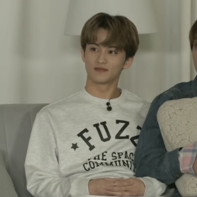 nct_closet_'s tweet image. 💚210217 VLIVE 마크 옷 정보💚

브랜드: FUZZ (퍼즈)
제품명: CLASSIC ARCH LOGO SWEATSHIRT light gray
가격: 69000원

레이어 : m.layershop.kr/product/fuzz-c…

하이츠 : m.heights-store.com/product/detail…

무신사 : mss.kr/1791295?_gf=A

#마크 #MARK #NCT #NCT127 #NCTDREAM #NCTU
