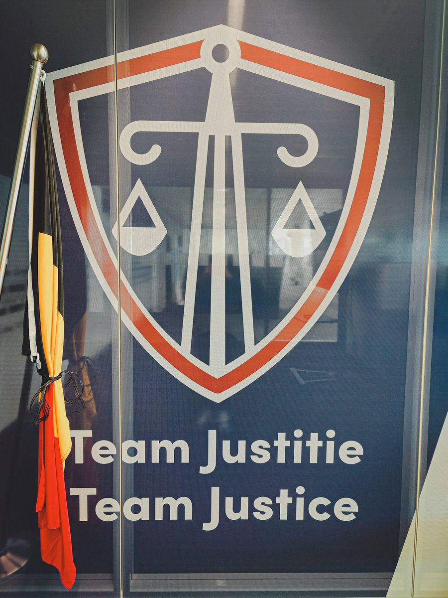 Veel landgenoten werden getroffen door de vreselijke watersnood. Sommigen verloren alles wat ze hebben. Zelfs hun leven.

Zo meteen houden we een minuut stilte. Uit solidariteit met alle slachtoffers en hun nabestaanden. 

Laten we hen nooit vergeten. 💙🇧🇪

#dagvannationalerouw