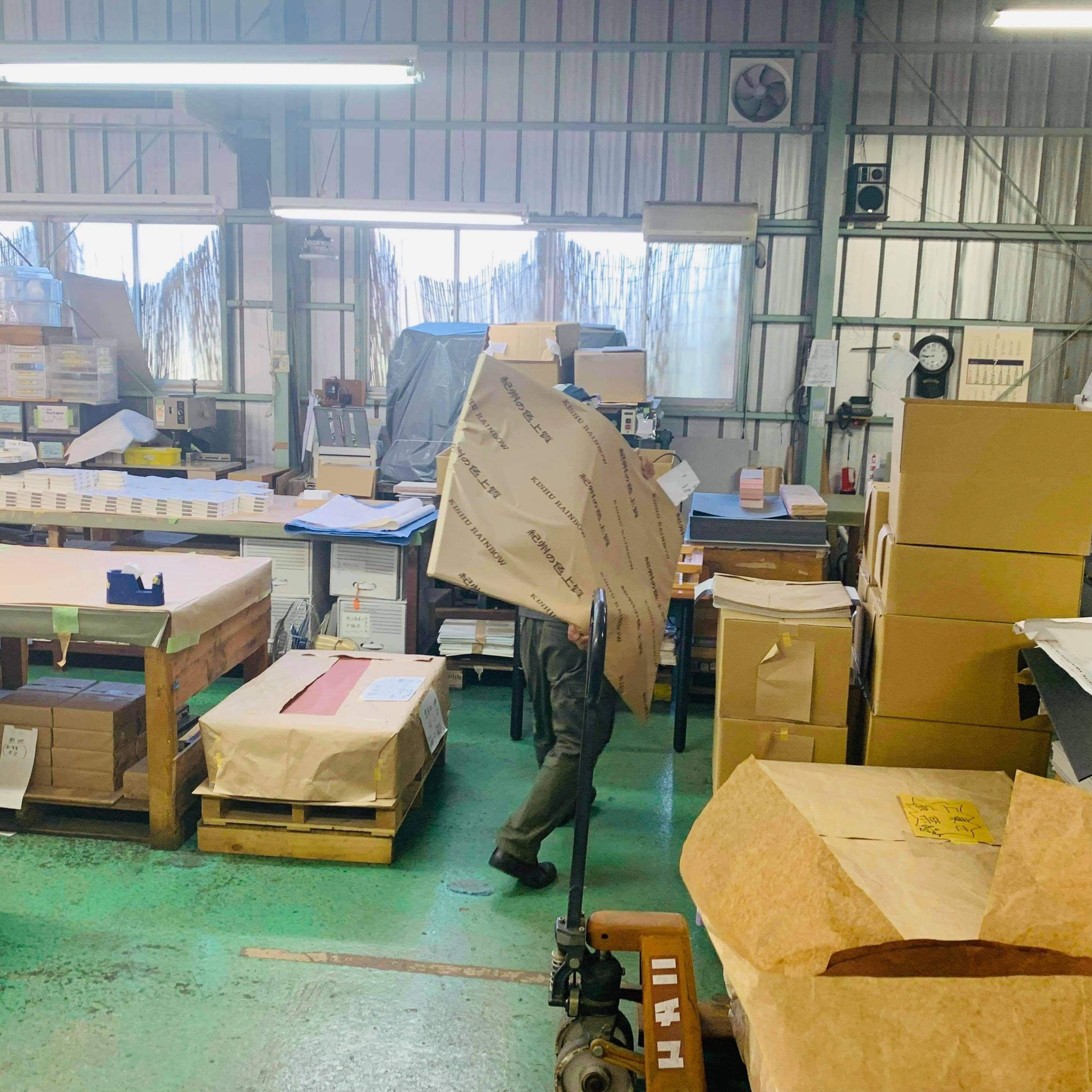美篶堂伊那製本所 美篶堂伊那製本所では正社員１名を募集しています 断裁士 製本職人として一から学びたい方 伊那市在住の方 力仕事 そして繊細な手作業が求められる 職人仕事です 修行ののちには 美しい本を作ることが出来るようになります 詳しく