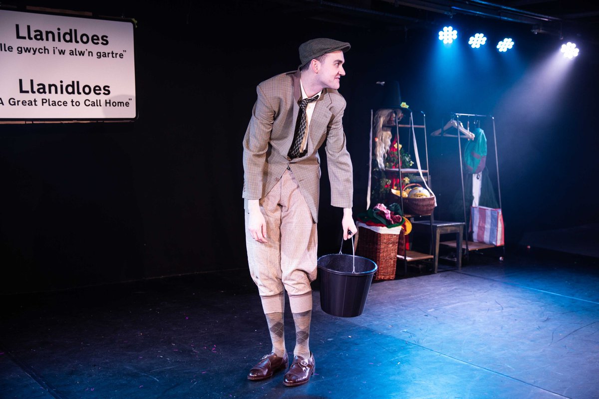 RyanELane's tweet image. 🏴󠁧󠁢󠁷󠁬󠁳󠁿RYAN LANE WILL BE THERE NOW IN A MINUTE 
@abovethestag NEXT WEEKEND!! 29th &amp;amp; 31st July! 

“A goldmine of comic potential that Lane unrelentingly reaps.” @spyinthestalls ⭐️⭐️⭐️⭐️

More info&amp;gt;&amp;gt;bit.ly/3jR9wGg 

📸@StephClaireUK