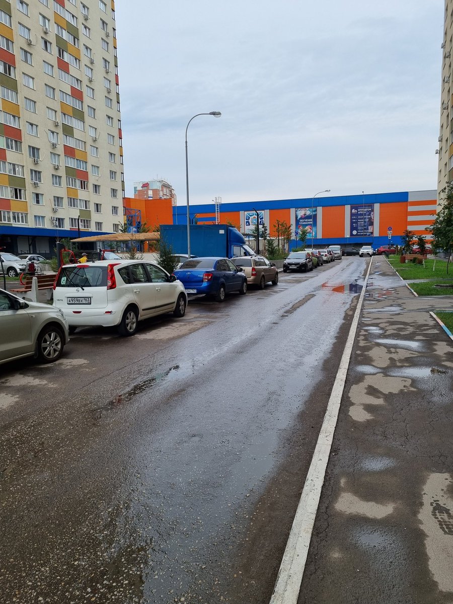 Gorslavchik's tweet photo. @Azarov_Allo @D_Azaroff @DepGorHozSamara @SamaraProk прошу пояснить почему убрали искусственные неровности на  дорожном полотне в ЖК ,,Фаворит,, 20.07.2021, хотя на предыдущей недели их только установили. Рядом игровые площадки, школа, садик или ждём чего то? https://t.co/U4ujk8rfO9