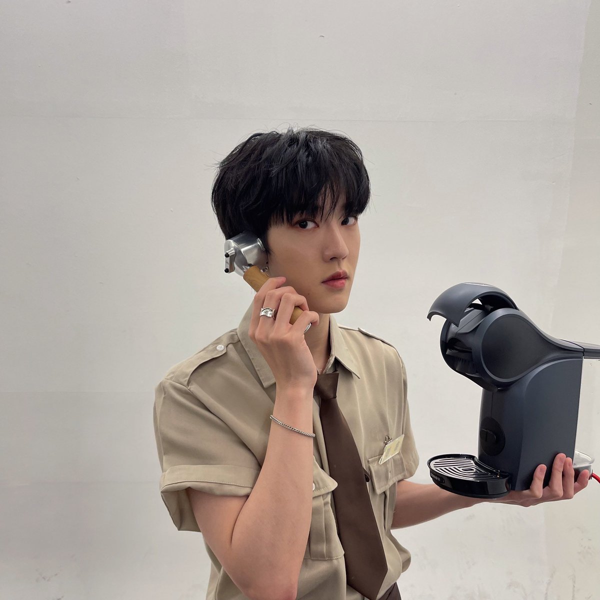 <a href="/OmegaX_members/">OMEGA X</a> [📸] Atualização do #JUNGHOON no twitter dos membros.

[#OX] 

Aqui está o seu café ☕

#OMEGA_X #오메가엑스 #정훈