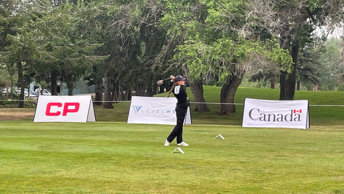 Nicole Rohr from Alberta and Payton Oakden from Manitoba teeing off in the first group to get the Canadian Junior Girls Championship underway 👊🇨🇦 #CDNJrGirls @CityofLeduc <a href="/LeducGCC/">Leduc Golf Club</a>