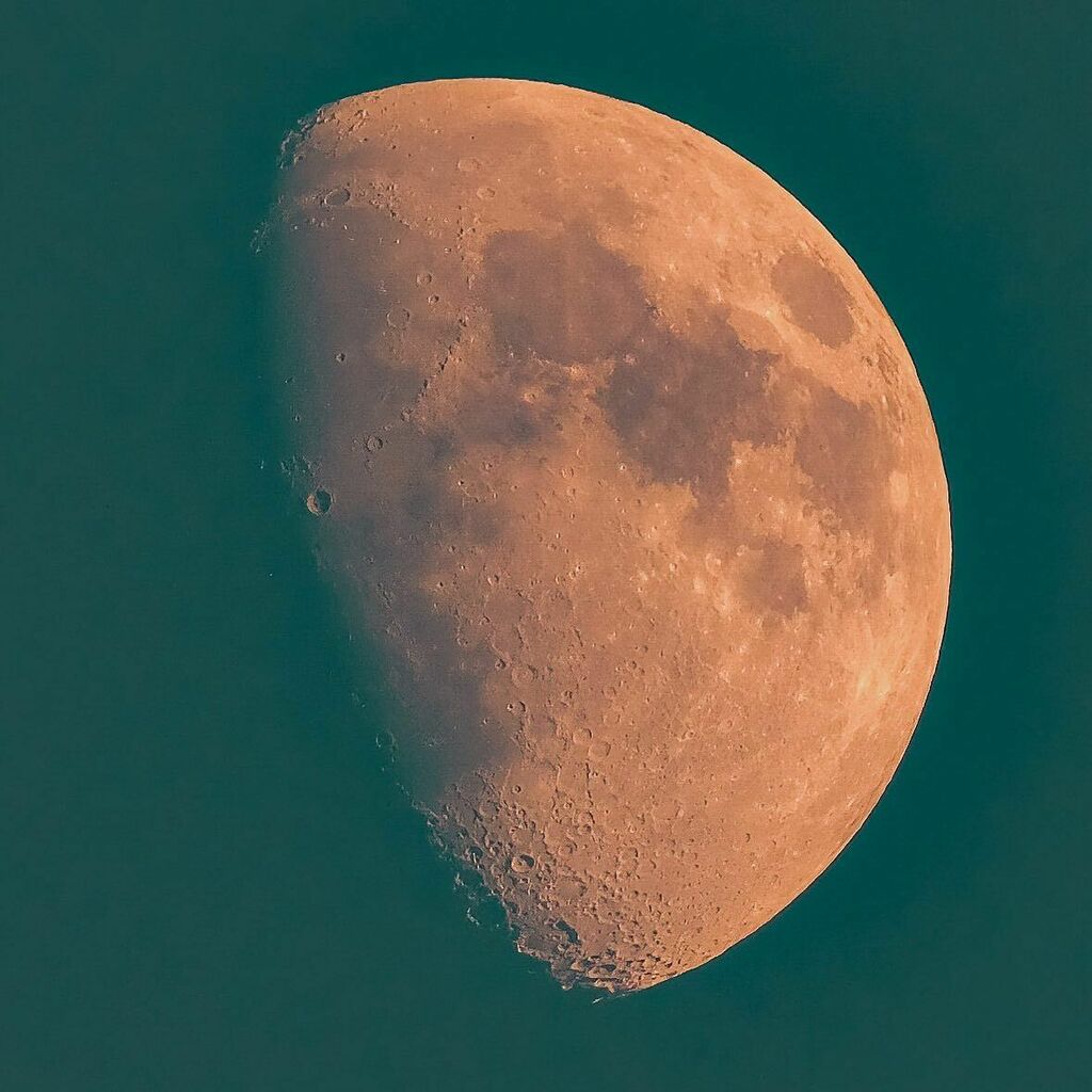 The moon last night 👀 
.
.
.
.
#moon #moonlight #fairportny #newyork #upstateny #iloveny #upperrightusa #nyoutside #rochesterny  #explorerochester #roctopshots #thisisROC #ROC #nature #photography #landscapephotography #landscapelovers #naturephotogr… instagr.am/p/CRjUM7wh3zU/