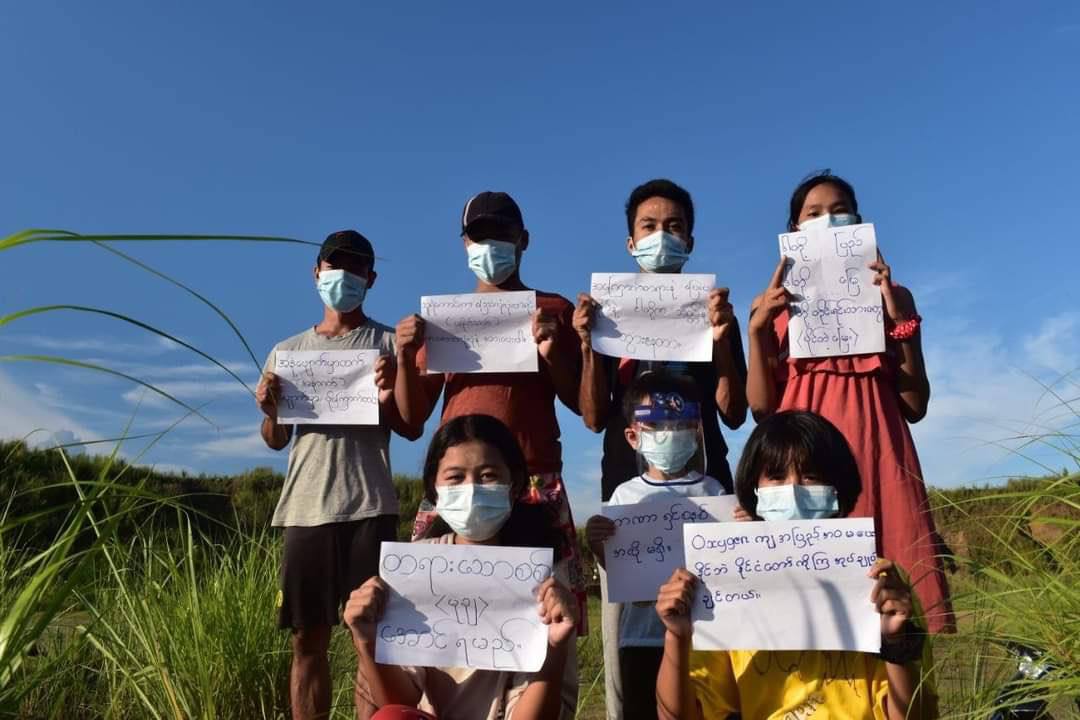 AeriHnin85's tweet photo. Protest against military dictatorship and their atrocities on people in COVID-19 crisis was staged by people in AyeMyaTharYar, Phakant. 

 #WhatsHappeningInMyanmar #July20Coup #StopArrestingDoctors https://t.co/11pMEYryyr